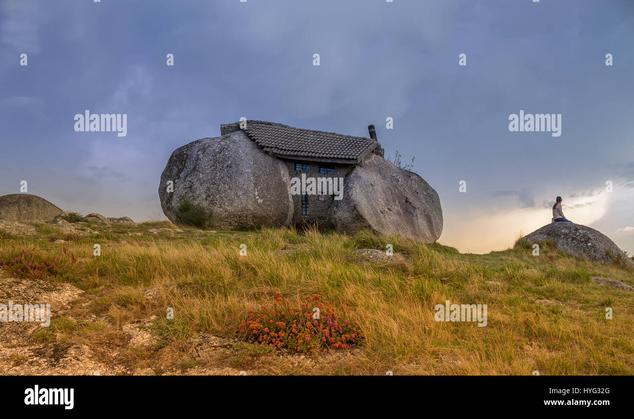 FAFE Berge in PORTUGAL: Könnte dieser realen Flintstones Haus uneinnehmbare noch bizarre auf dem Planeten sein? Eingebettet zwischen vier mächtigen Granitfelsen, zwei - tausend sechs hundert Fuß hoch in den Bergen Fafe in Portugal wird diese außergewöhnliche Wohnung mit schusssicheren Türen und Fenster als "Casa Do Penedo" oder "House of Stone" bezeichnet. Portugiesische Fotograf Ricardo Oliveira Mateus (34) konnte dieses Haus von Rock zu erreichen und fangen den außergewöhnlichen Charakter dieses ehemaligen Ferienhaus sechzehn und einen halben Fuß hoch. Stockfoto