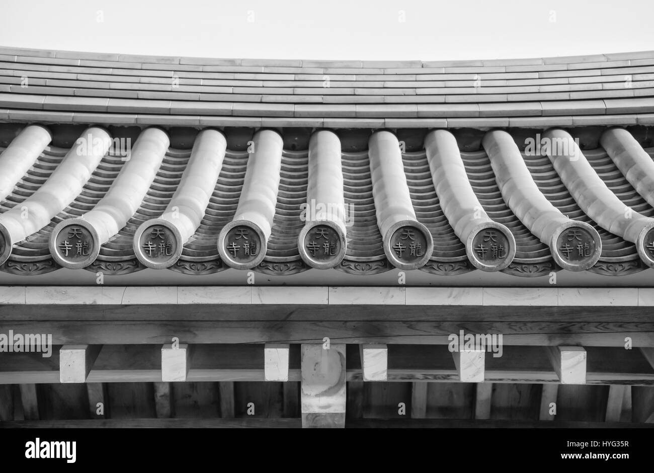 Details der japanischen Tempel Dacharchitektur (schwarz und weiß). Stockfoto