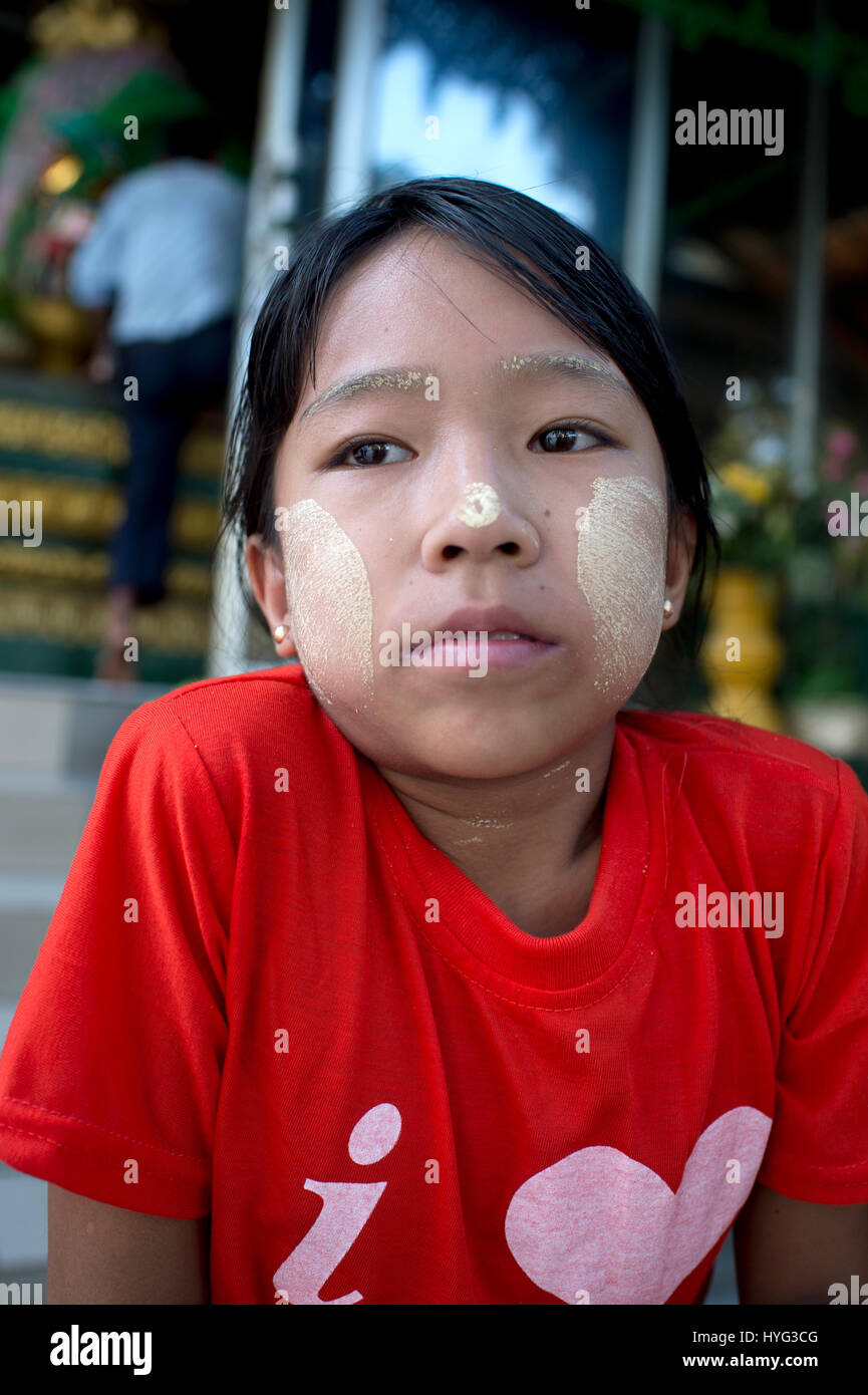 Myanmar (Burma). Yangon. Shwedagon-Pagode. Ein junges Mädchen mit Thanaka make-up/Sonnenschutz auf ihren Wangen. Stockfoto