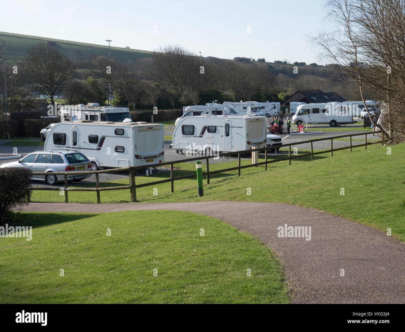 Eine Stromversorgung, Anschlüsse und Kabel auf einem Caravan Club  Campingplatz in England, Großbritannien Stockfotografie - Alamy
