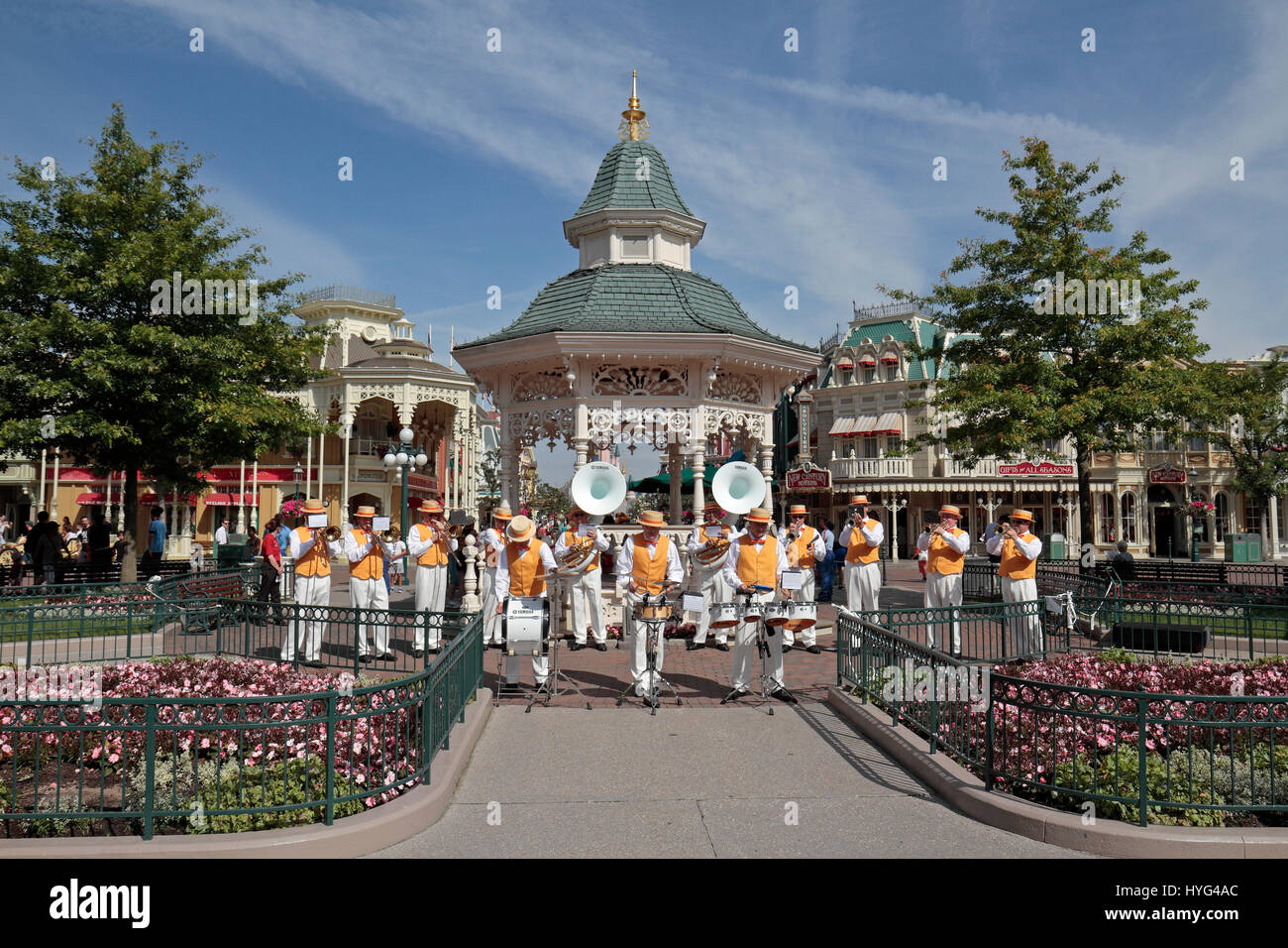 Die Disneyland Sommer Brassband in Fornt der Musikpavillon nahe dem Eingang des Disneyland Paris, Marne-la-Vallée, in der Nähe von Paris, Frankreich. Stockfoto