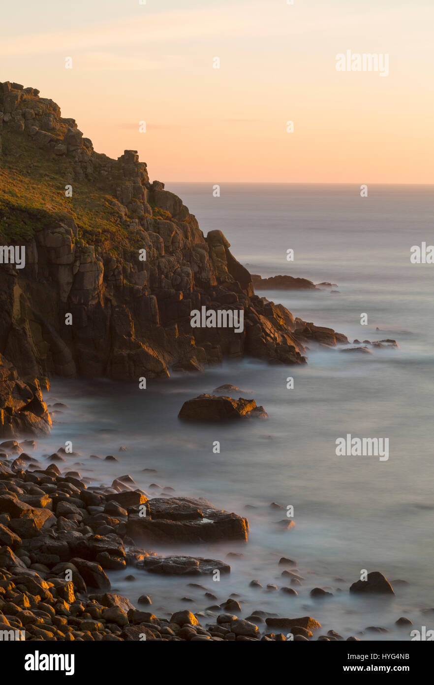 Sonnenuntergang über Porth Loe Strand in der Nähe von Gwennap Head Stockfoto