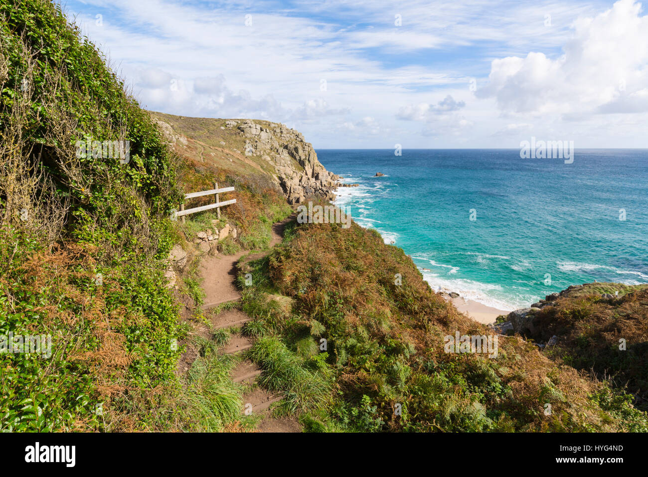 Küstenweg zwischen Porthcurno und Porth Kapelle Stockfoto