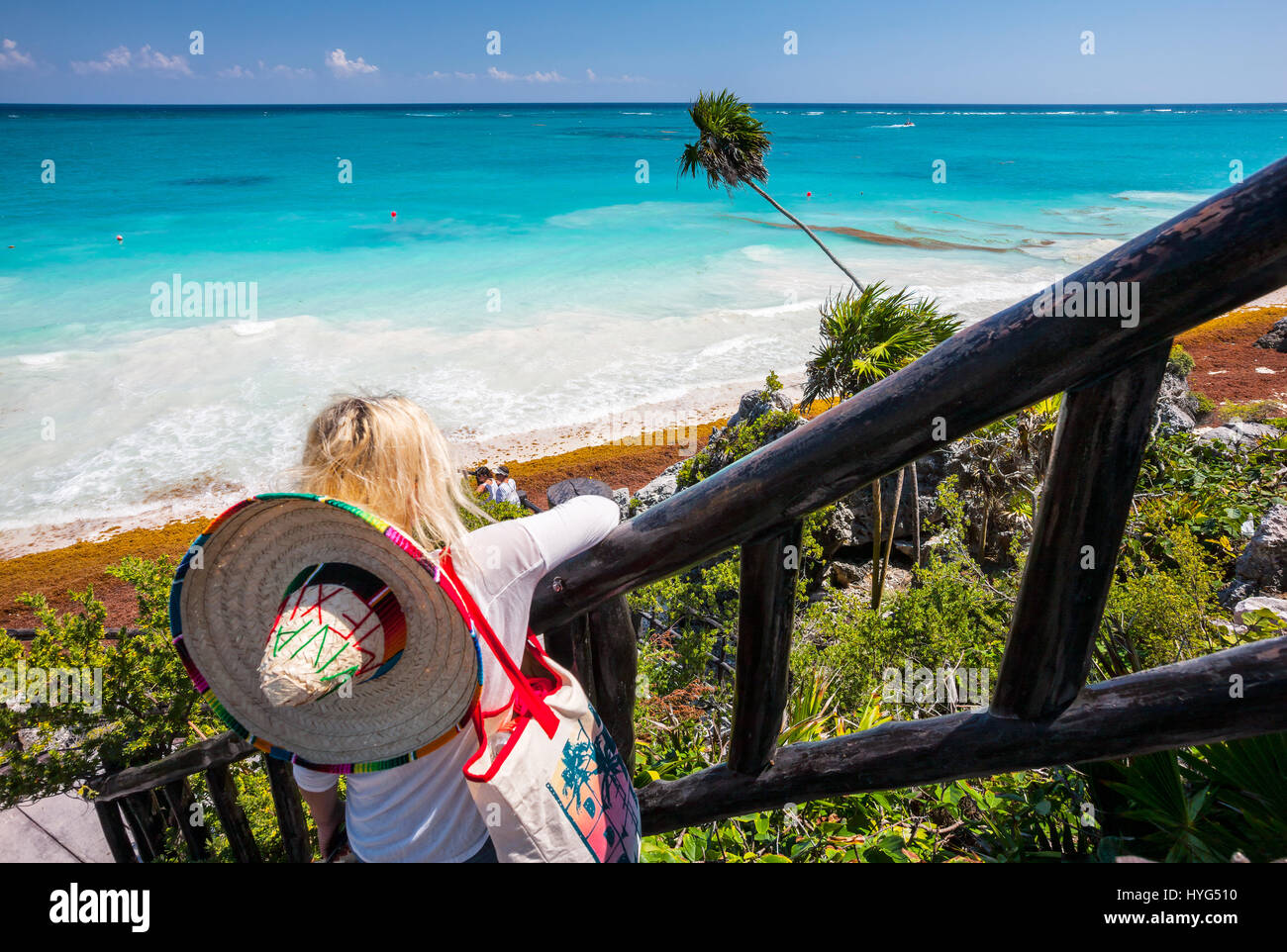 Frau posiert, gerade am Strand in Maya-Ruinen von Tulum in Mexiko Stockfoto