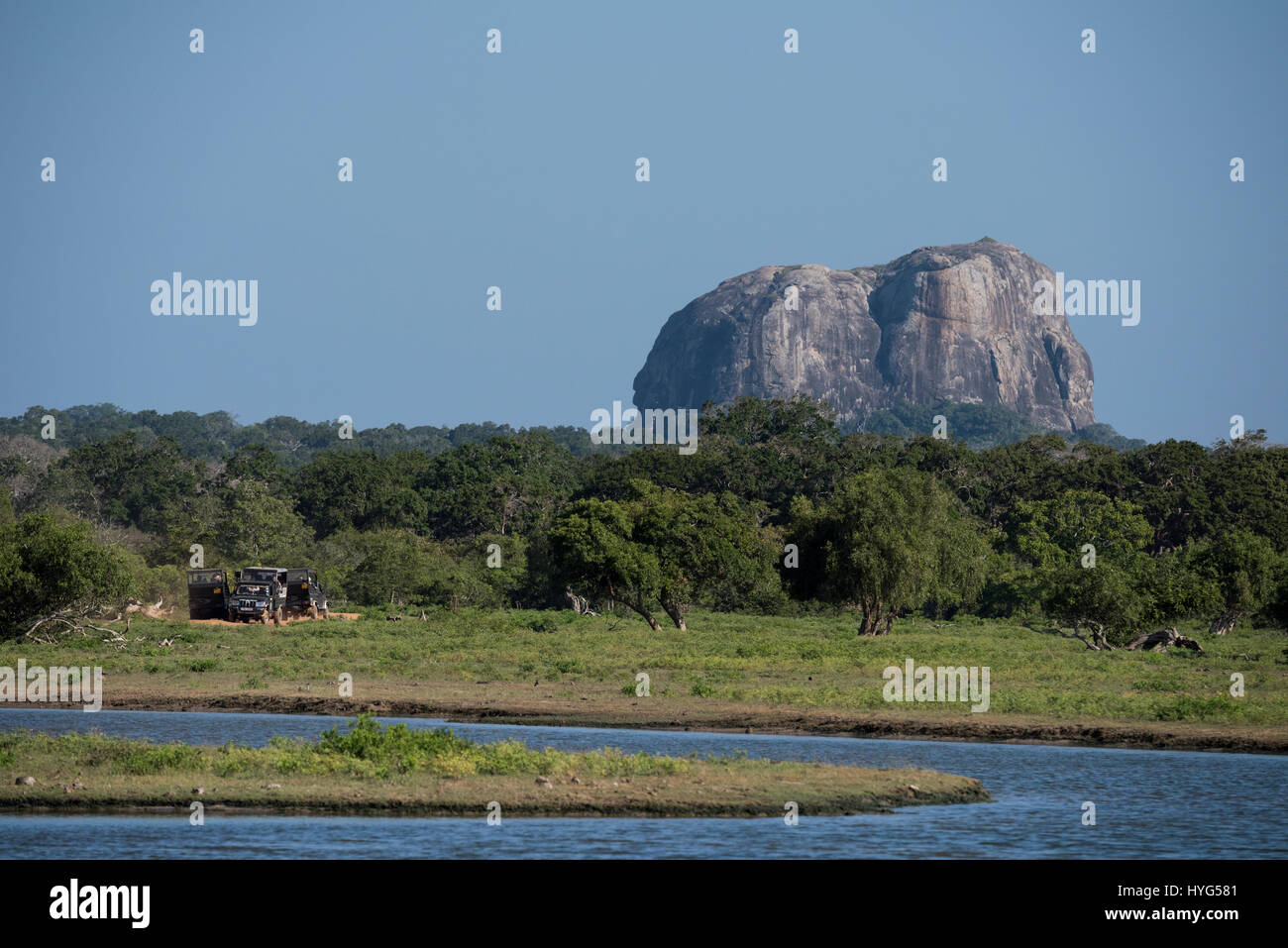 Sri Lanka, Yala-Nationalpark 1900 aka Ruhuna National Park (Block 1) gegründet. Malerische Aussicht auf Wahrzeichen Elephant Rock, Pirschfahrt Jeep unterwegs. Stockfoto