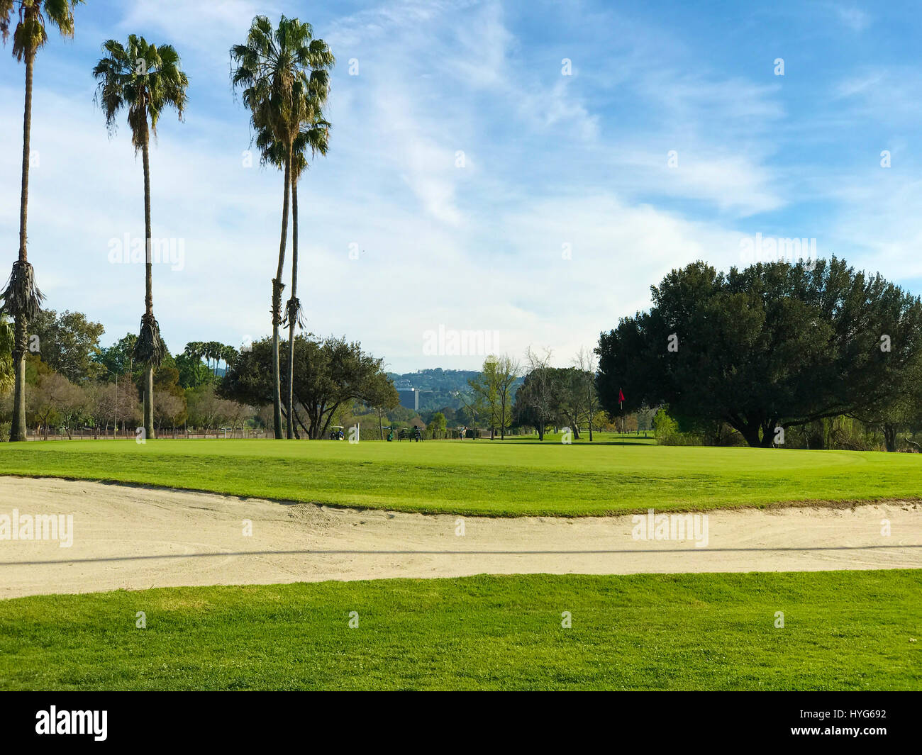 grüne Golfplatz und blauen Wolkenhimmel. amerikanische Landschaft Stockfoto