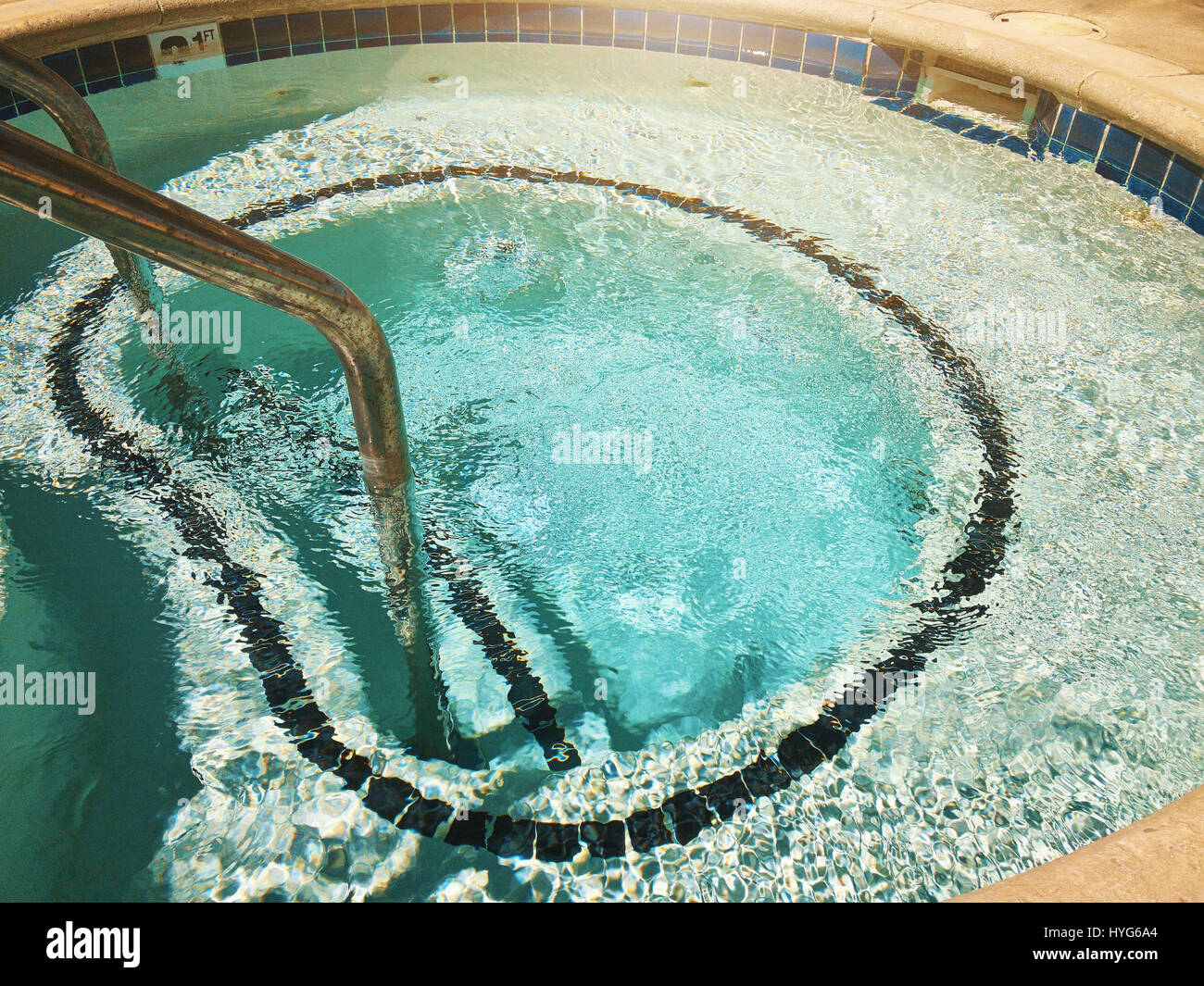 Outdoor-Jacuzzi-Pool mit klarem blauen Wasser für Massagen und Wellnessanwendungen Stockfoto