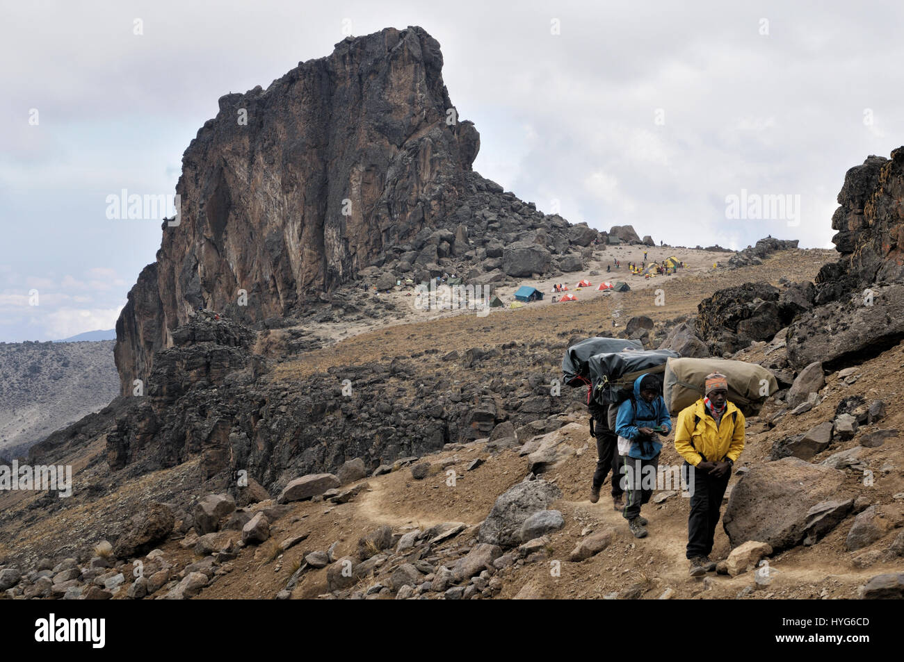 Träger, die große Tragetaschen aus Lava Tower Camp, Mount Kilimanjaro National Park, Tansania Stockfoto