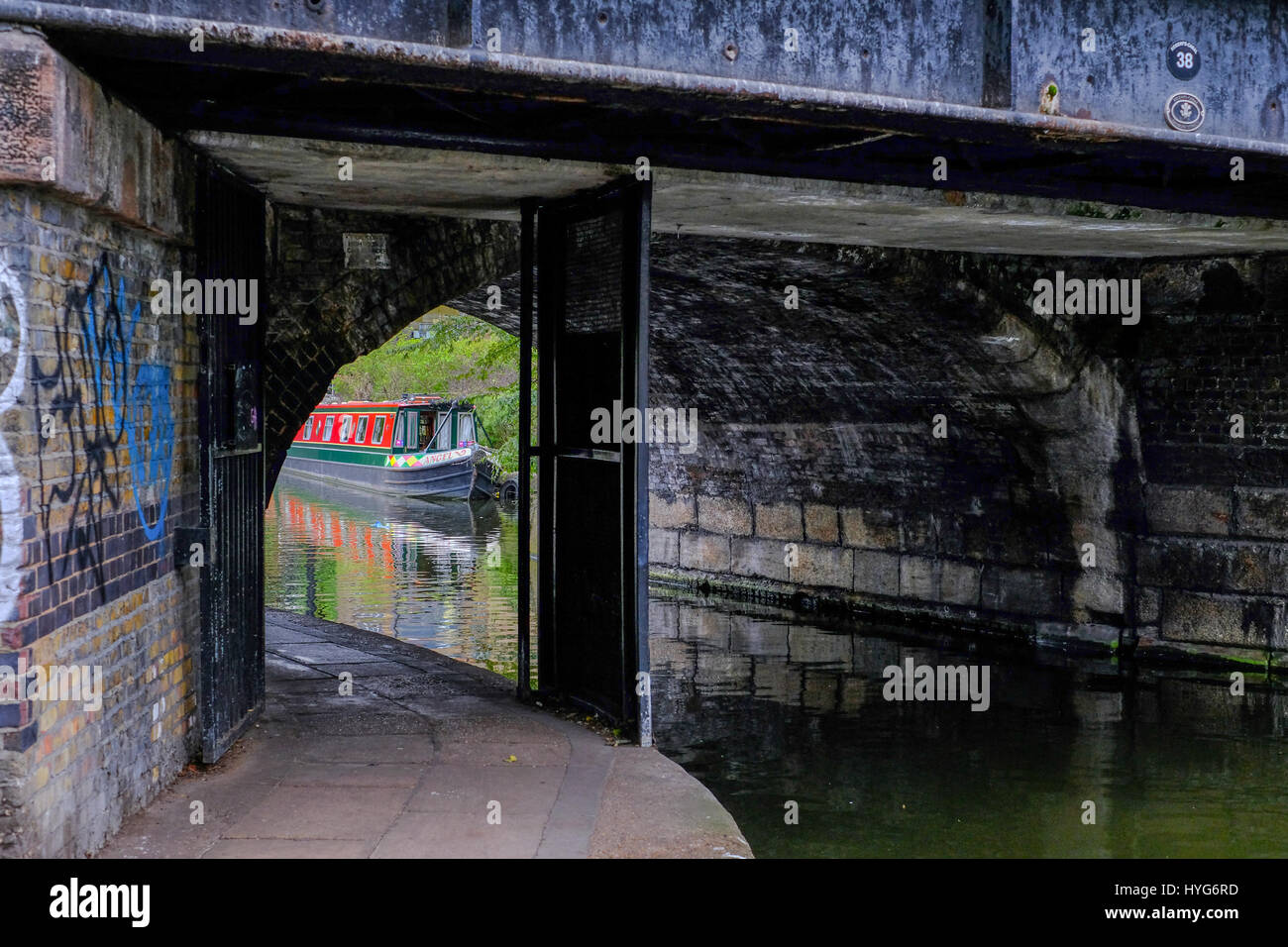 Hausboot gesehen unterhalb Brücke am Regents Kanal, London Stockfoto