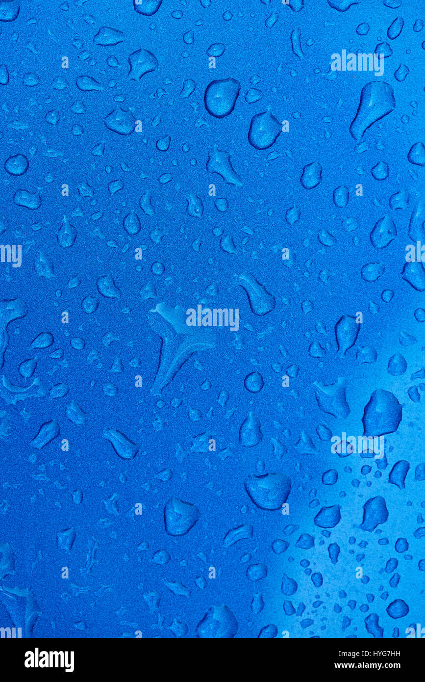 Regentropfen auf blauen Metalloberfläche. Makro des Wassers sinkt auf Metall lackiert Textur Stockfoto