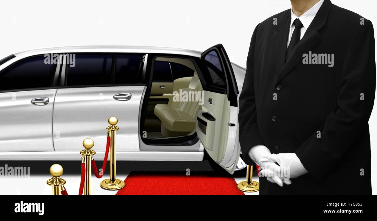 Stehen durch die weiße Limousine Chauffeur Stockfoto