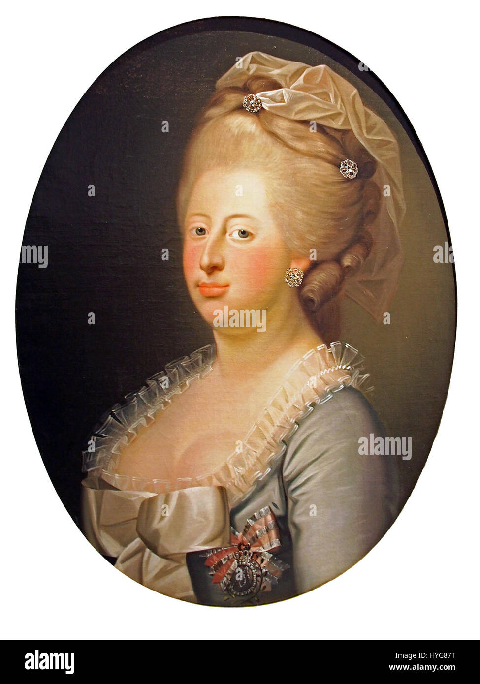 *Caroline Mathilde* bezieht sich auf das Porträt der Königin Caroline Mathilde von Dänemark, das im Residenzmuseum Celle untergebracht ist. Das Gemälde fängt die würdevolle Präsenz der Königin ein und spiegelt ihre Rolle in der königlichen Familie im 18. Jahrhundert wider, inmitten der politischen und kulturellen Landschaft Dänemarks und Europas. Stockfoto