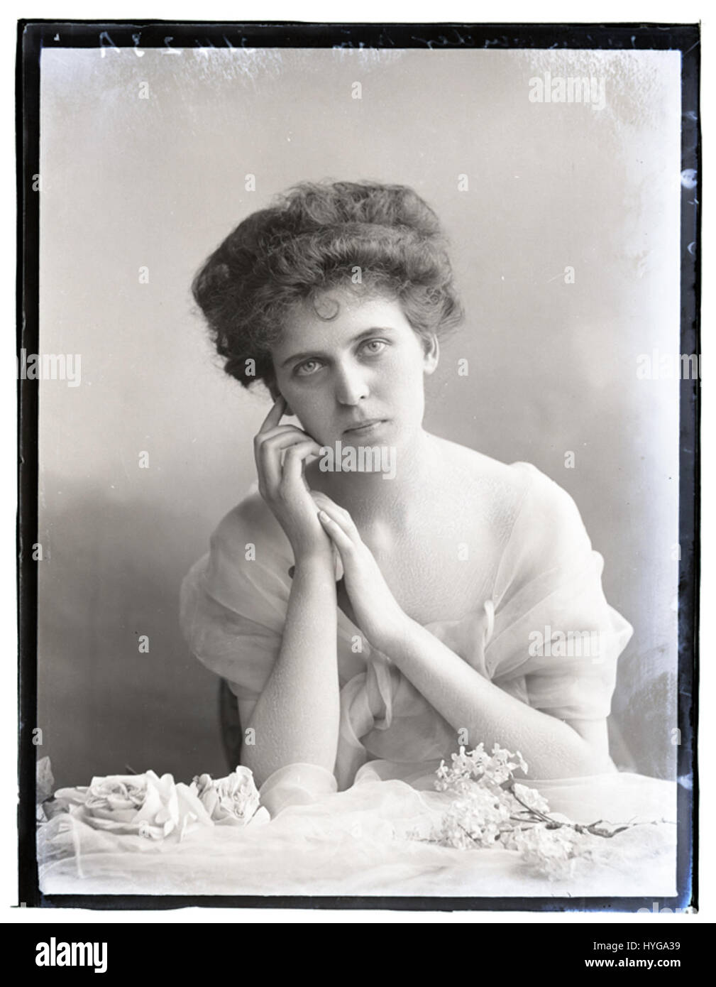 Dieses Foto, aufgenommen am 26. Mai 1911, zeigt Miss Wagenrieder im Stil des frühen 20. Jahrhunderts und fängt die Eleganz und Mode dieser Zeit ein. Das Foto spiegelt die soziale und kulturelle Atmosphäre der damaligen Zeit wider. Stockfoto