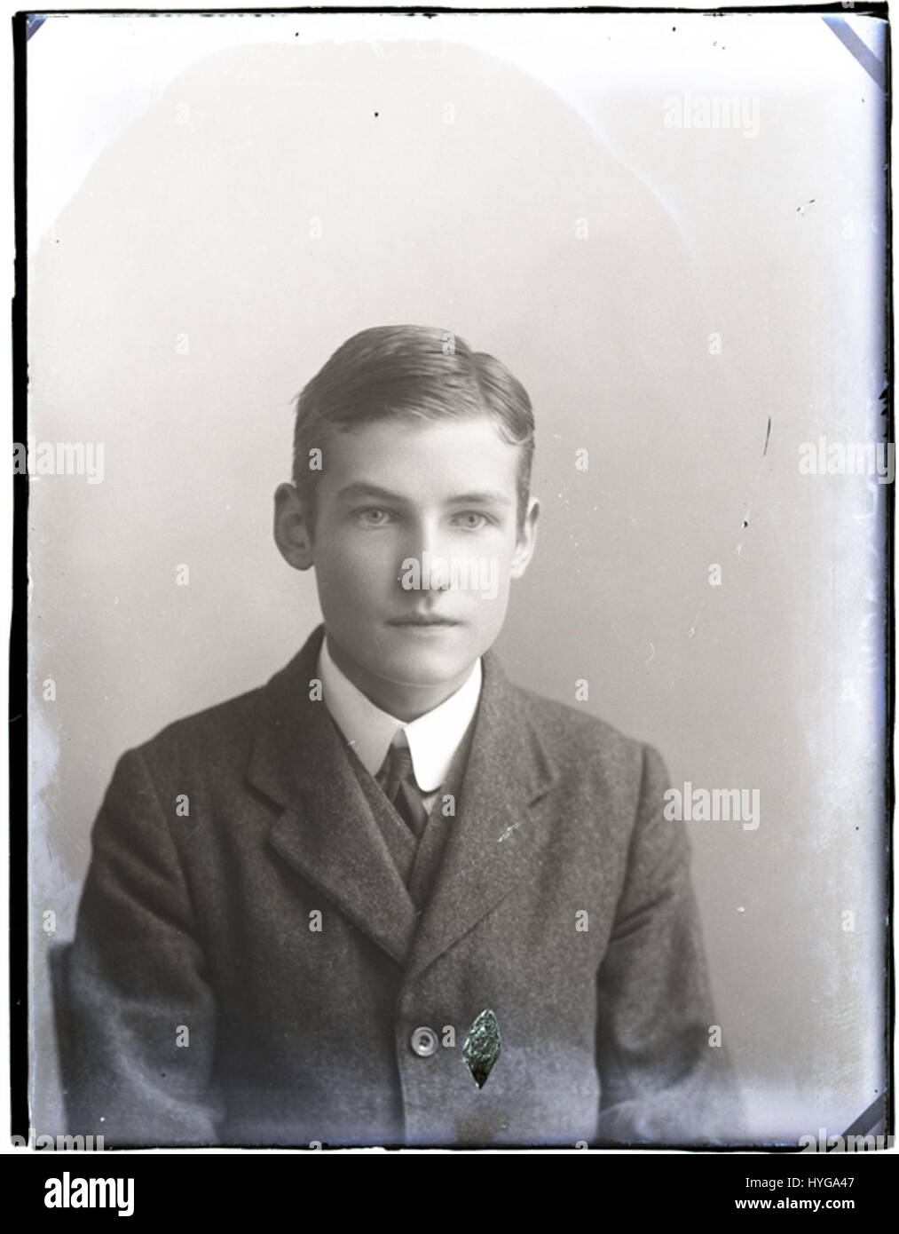 „W E Ainger, Esq“ ist ein Porträt, das die würdevolle Präsenz eines britischen Gentleman aus dem 19. Jahrhundert einfängt. Das Bildmaterial betont den Status und die Verfeinerung des Motivs, die für den Porträtstil dieser Zeit charakteristisch sind. Stockfoto