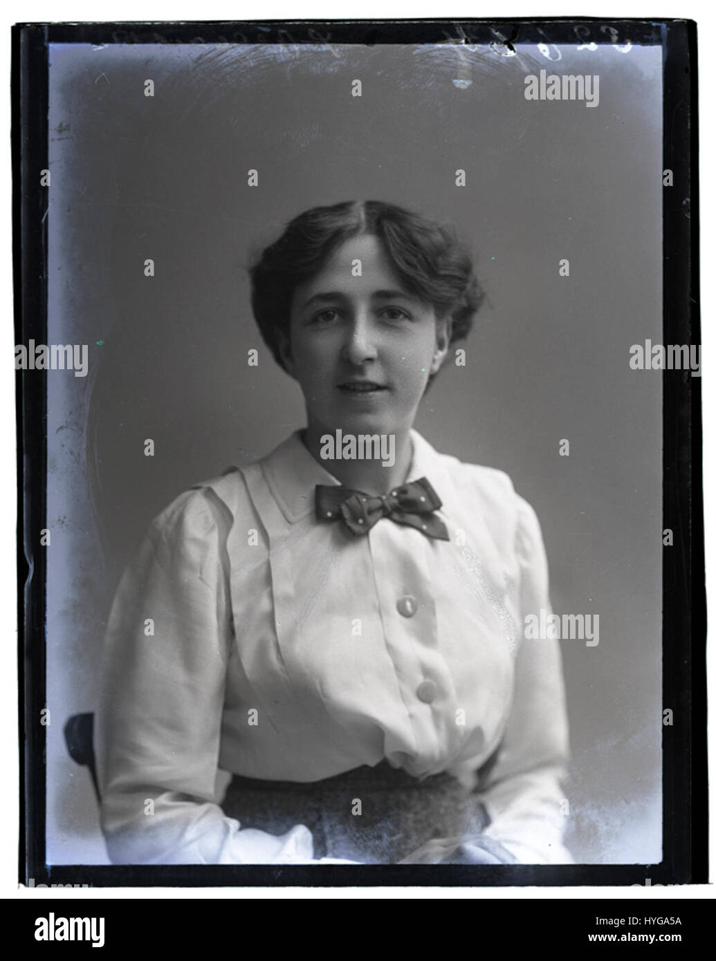 Das Foto mit dem Titel „Miss Farquharson, 17 Dec 1912“ zeigt ein Porträt einer Frau aus dem frühen 20. Jahrhundert. Das am 17. Dezember 1912 aufgenommene Bild hebt die Mode, Frisuren und die soziale Klasse dieser Zeit hervor. Die Fotografie spiegelt den Stil des frühen 20. Jahrhunderts wider und bietet einen Einblick in die gesellschaftlichen Normen und Ästhetik jener Zeit. Stockfoto