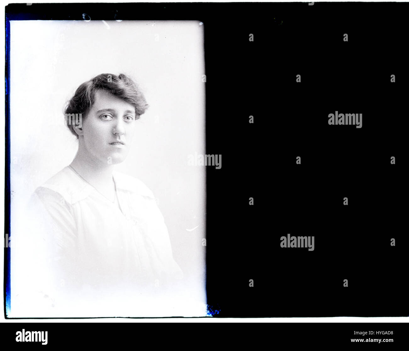 Dieses Foto, aufgenommen am 28. März 1917, zeigt Miss Bartlett einen Moment aus dem frühen 20. Jahrhundert. Das Bild spiegelt wahrscheinlich die Mode-, Sozialbräuche- und Porträtfotografie-Trends der damaligen Zeit wider. Stockfoto