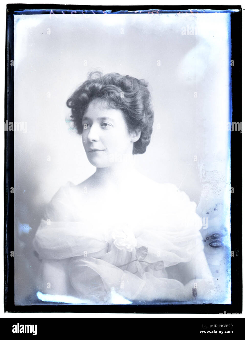 Dieses Foto zeigt Mrs. Evelyn, aufgenommen am 14. Februar 1911. Es fängt einen Moment in der Zeit ein und hebt die Mode des frühen 20. Jahrhunderts und die soziale Atmosphäre dieser Zeit hervor. Stockfoto