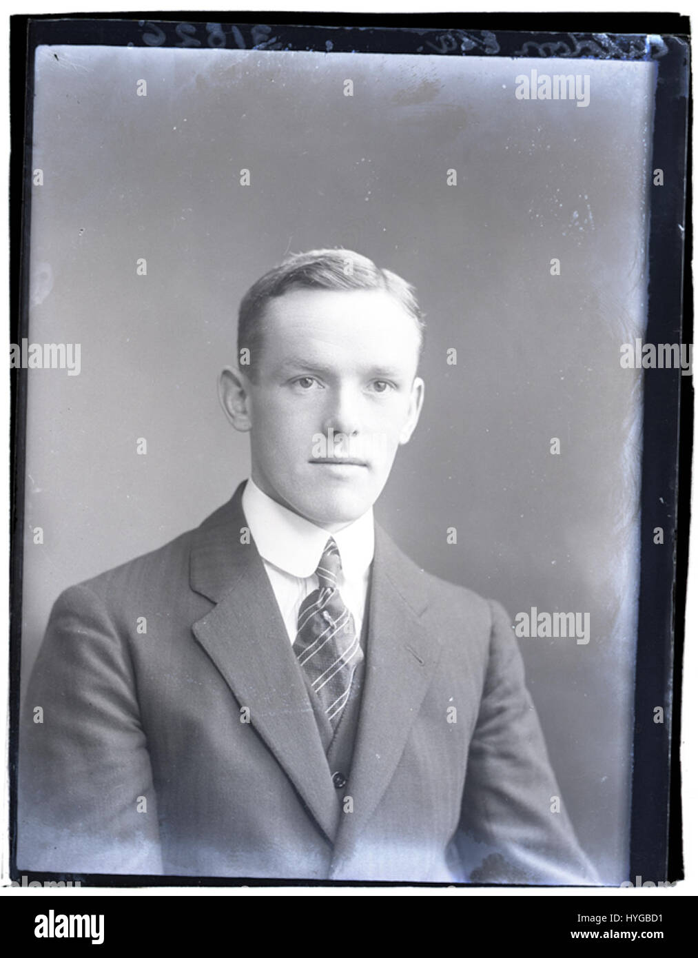 Dieses Foto von Mr. W.L. Caldow, aufgenommen am 3. Januar 1912, fängt eine Person in Kleidung des frühen 20. Jahrhunderts ein. Das Porträt reflektiert die Mode und den Stil der Zeit und bietet einen Einblick in die gesellschaftlichen Normen und fotografischen Techniken der Epoche. Stockfoto