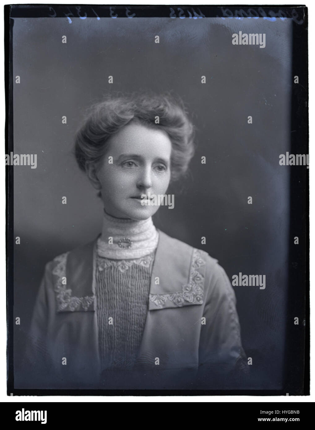 Dieses Foto von „Miss Ireland“, aufgenommen am 21. Oktober 1912, fängt den Gewinner des Schönheitswettbewerbs in einem Porträtstil des frühen 20. Jahrhunderts ein. Das Bild spiegelt die kulturellen und sozialen Normen der Zeit wider und zeigt frühe Schönheitswettbewerbe und ihre Bedeutung für die Gestaltung öffentlicher ideale der Weiblichkeit. Stockfoto