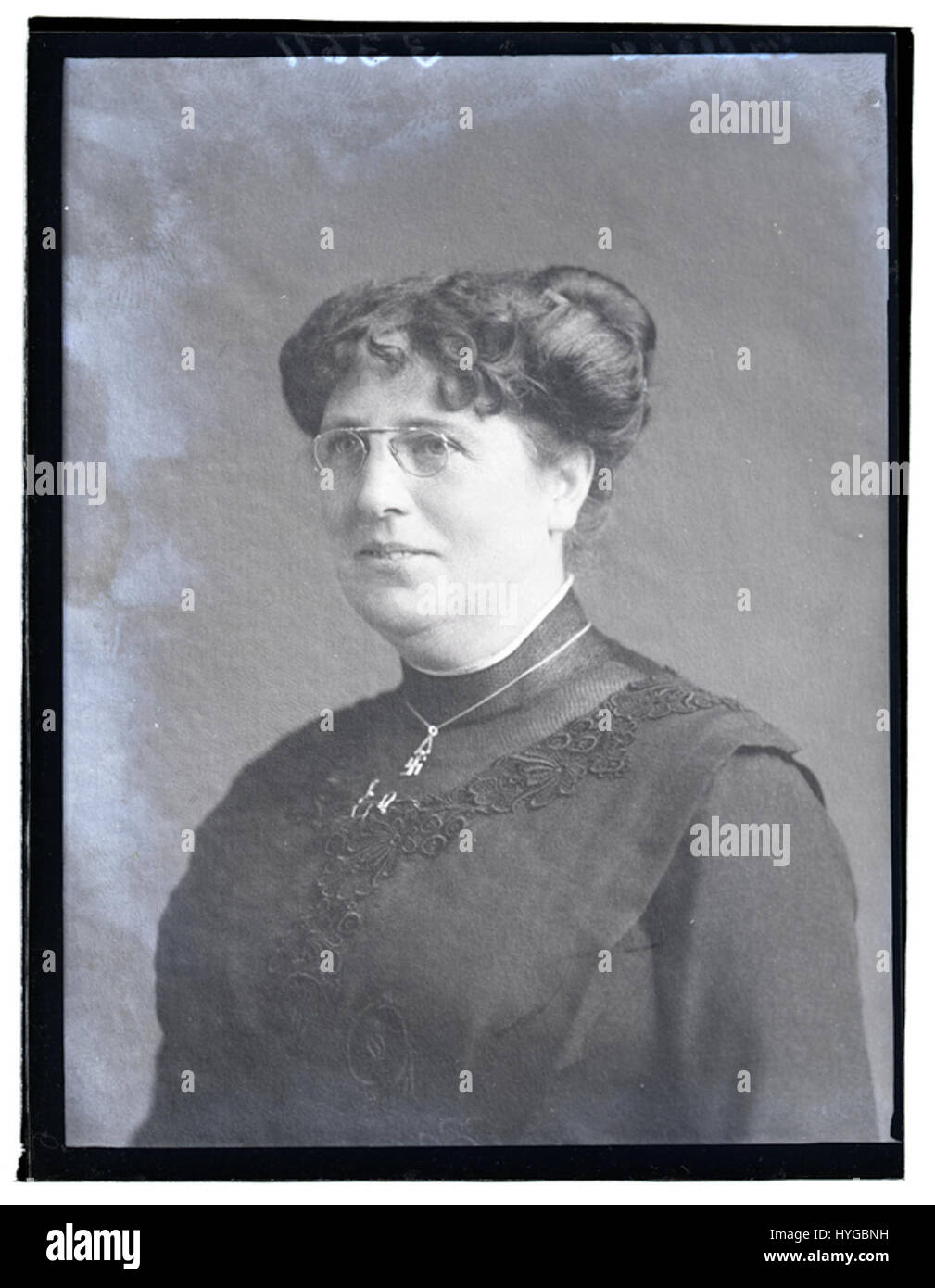 Miss Gallaher ist ein historisches Foto, das am 5. November 1903 aufgenommen wurde und eine Person in Kleidung des frühen 20. Jahrhunderts zeigt. Das Bild fängt die Mode und gesellschaftlichen Normen der Ära ein und bietet einen Einblick in den Lebensstil und die Kleidung der frühen 1900er Jahre. Stockfoto