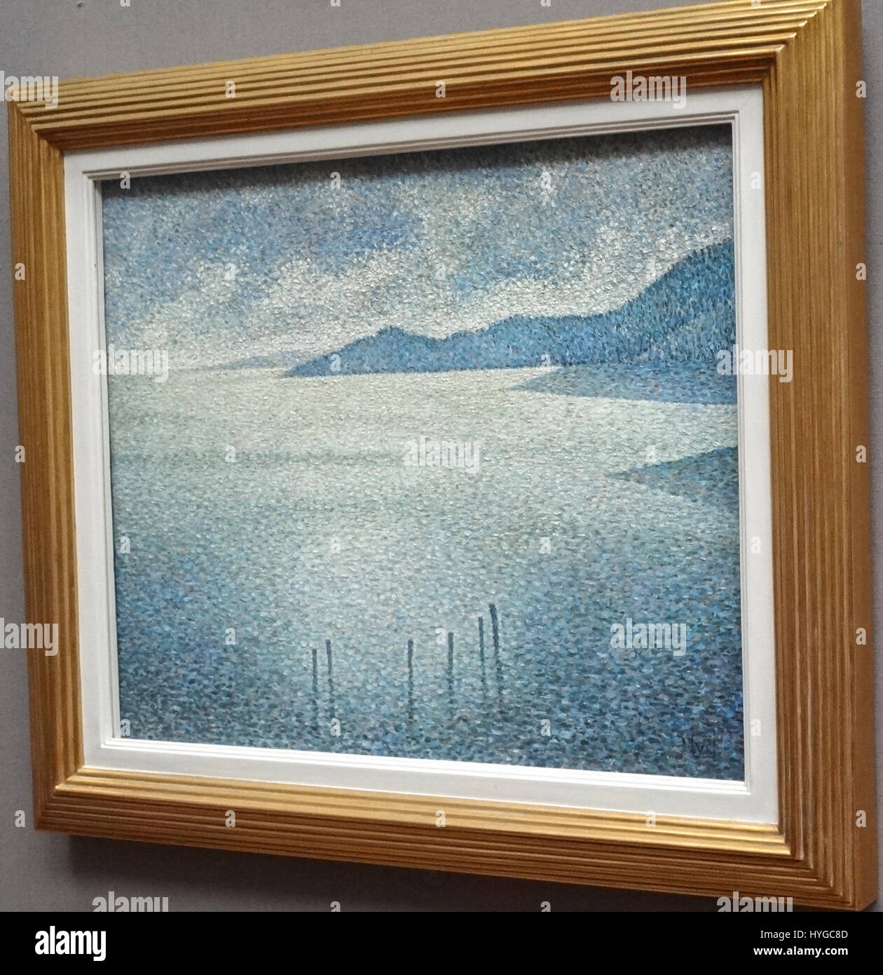 Theo van Rysselberghes Küstenszene aus der Zeit um 1892 fängt einen ruhigen Blick auf die Küste ein, mit sanften Farben und stimmungsvoller Beleuchtung, die seine Meisterschaft des Pointillismus und des impressionistischen Stils widerspiegeln. Stockfoto