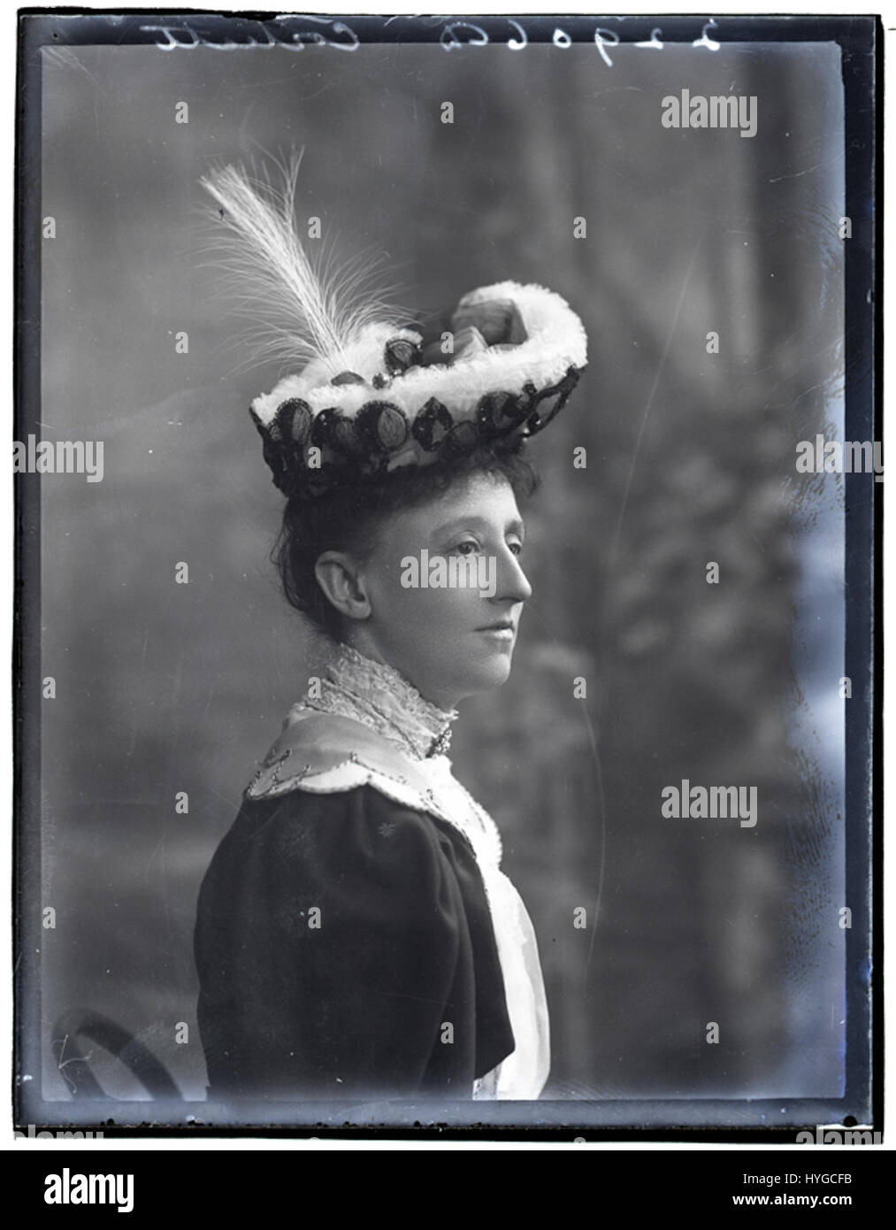 Mrs. Corbett ist ein Porträt, das wahrscheinlich eine Frau aus dem späten 18. Bis frühen 19. Jahrhundert darstellt. Der Porträtstil spiegelt möglicherweise die modische Kleidung und die sozialen Bräuche dieser Zeit wider. Stockfoto