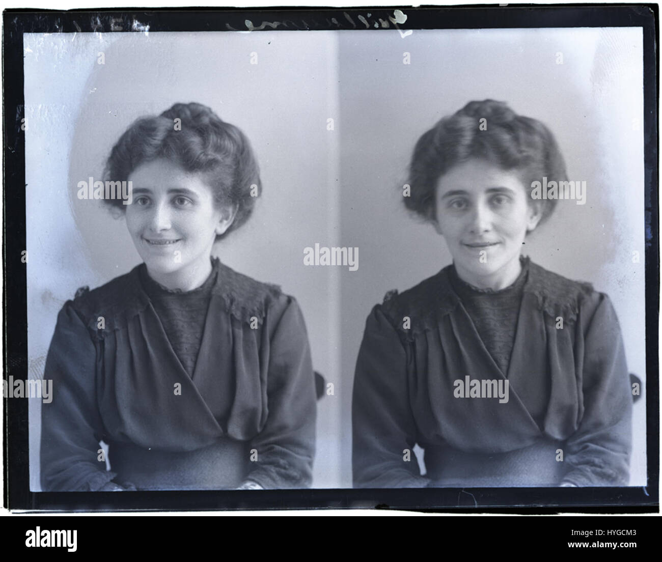 Dieses Porträt von „Mlle Guillaume“ vom 20. April 1915 zeigt wahrscheinlich eine historische Figur oder eine prominente Persönlichkeit in der Gesellschaft des frühen 20. Jahrhunderts. Der Stil spiegelt die Ästhetik der Zeit wider und konzentriert sich auf Mode und gesellschaftliche Repräsentation. Stockfoto