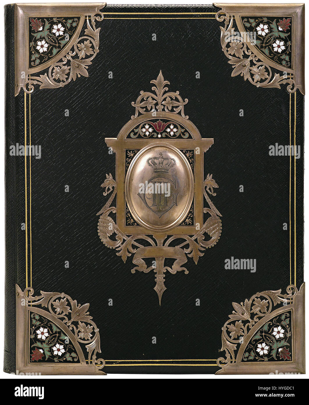 'Band van zwart marokijn met koperen en email beslag KONB12 346E18' bezieht sich auf ein schwarzes marokkanisches Band mit Kupfer- und Emailbeschlägen, katalogisiert unter KONB12 346E18. Dieser Artikel ist Teil einer Sammlung, die die Handwerkskunst und Materialien der historischen Buchbinderei hervorhebt. Stockfoto