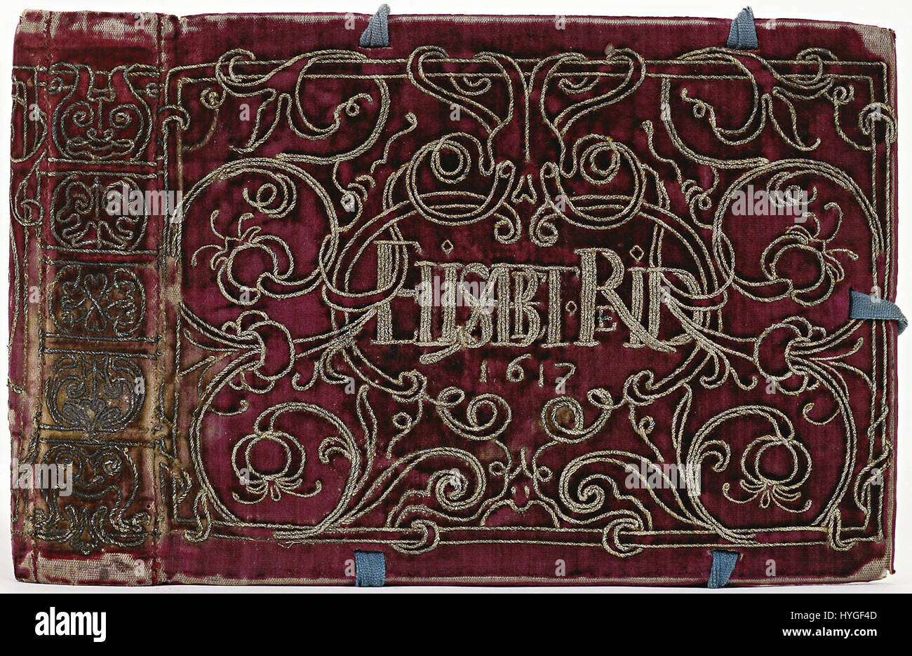 Dieser Artikel mit dem Titel „Band van rood fluweel met zilverdraad KONB12 76H48“ bezieht sich auf ein Stück rotes Samtband mit Silberfaden, das oft in luxuriöser Mode und Handwerkskunst verwendet wird. Es ist ein Beispiel für textile Kunst mit feinen Details. Stockfoto