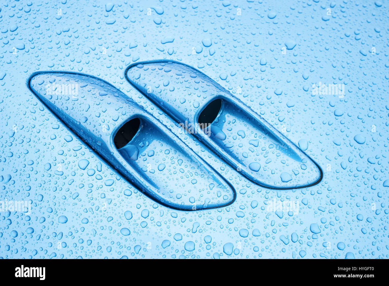 Nahaufnahme von einem Metall Fahrzeugwand getränkt in Regentropfen Stockfoto