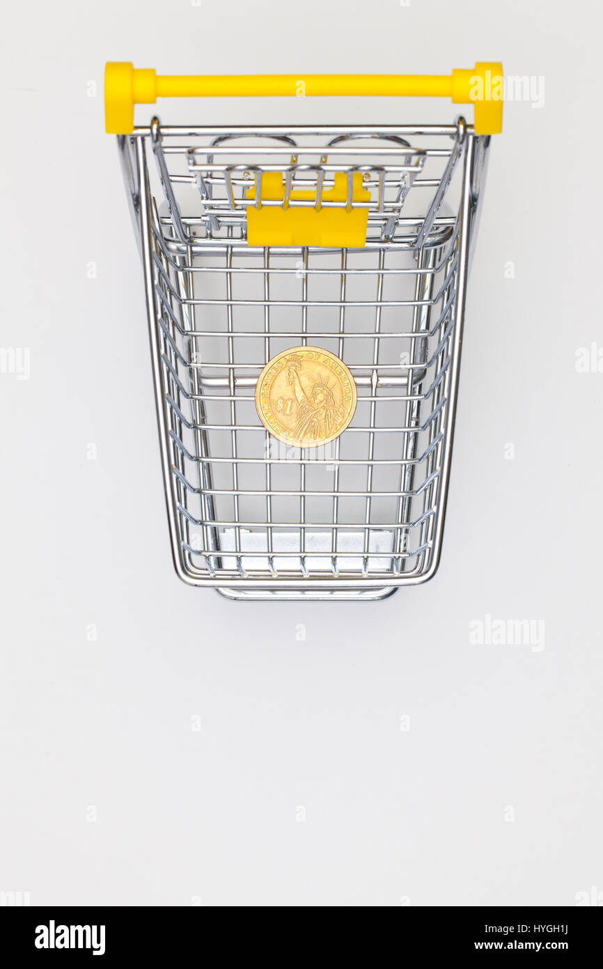 Shopping Trolley und einem Dollar-Münze. Flache Laien Fotografie. Stockfoto