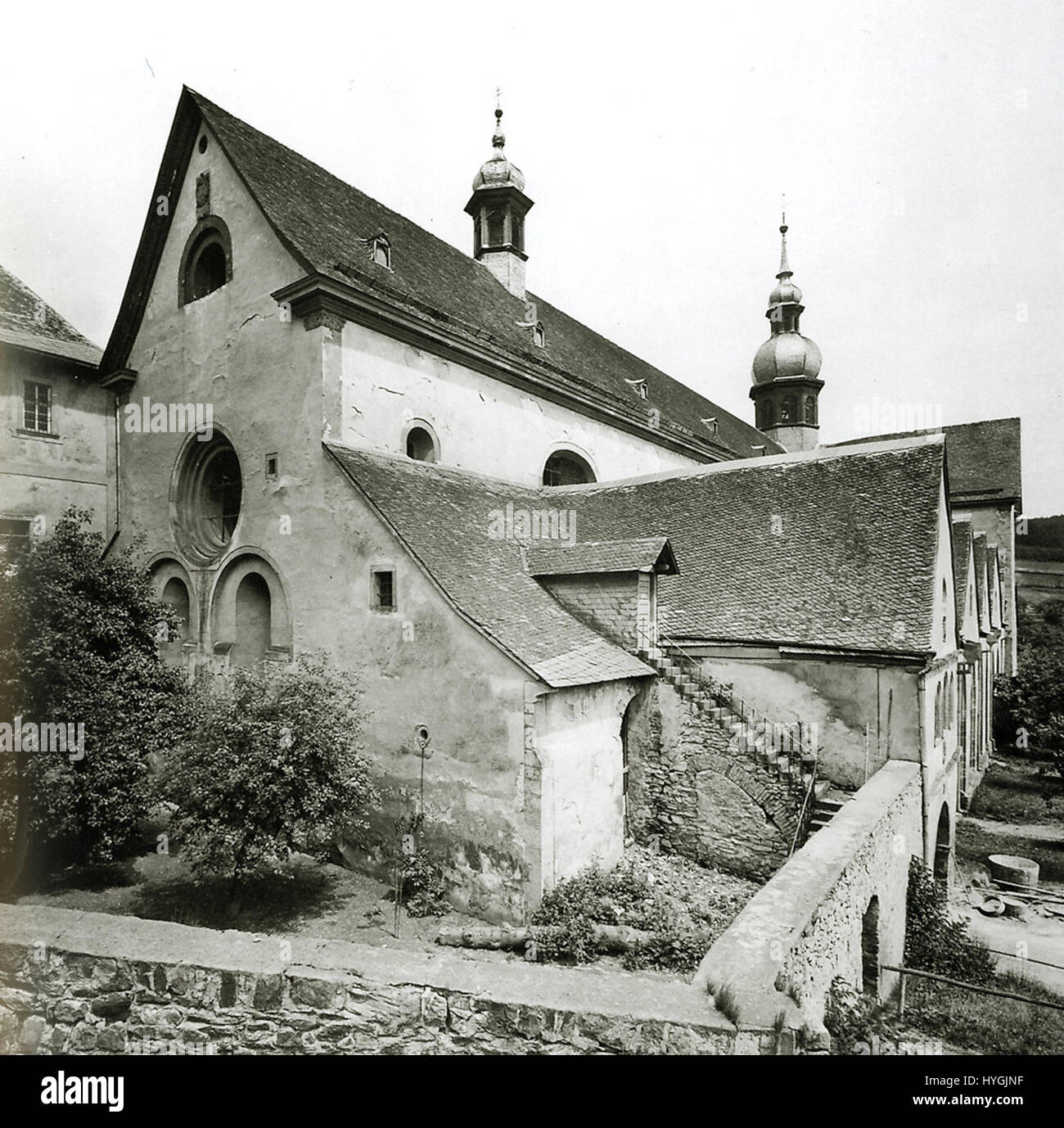 Das Bild des Klosters Eberbach fängt die architektonische Pracht und historische Bedeutung dieses ehemaligen Zisterzienserklosters in Deutschland ein. Das Gebäude ist für seine mittelalterliche Architektur bekannt und spiegelt das spirituelle und kulturelle Erbe der Region wider. Stockfoto