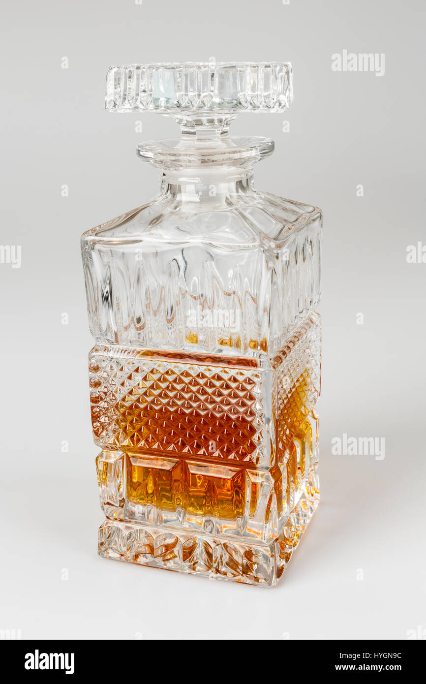 Whisky in schöne Glasflasche, Rum, Bourbon, Cognac, Brandy, Glaswaren,  retro gesetzt Stockfotografie - Alamy