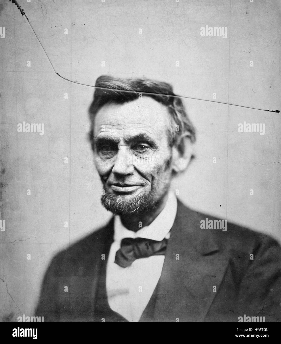 Alexander Gardners Schwarz-weiß-Fotografie von Abraham Lincoln ist eines der ikonischsten Bilder des amerikanischen Präsidenten und spiegelt seinen würdevollen Ausdruck in einer entscheidenden Zeit der US-Geschichte wider. Stockfoto