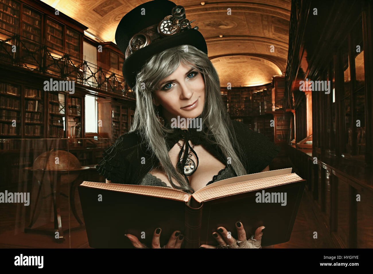 Steampunk-Mädchen in der königlichen Bibliothek. Studio gedreht Stockfoto