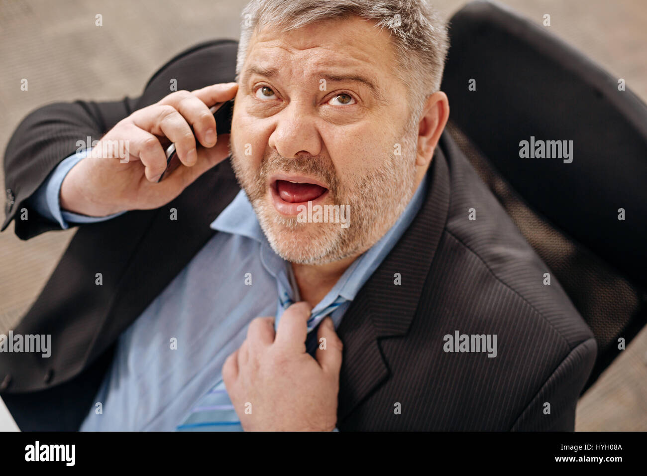 Erschöpften Geschäftsmann erleben einen Hitze-Kollaps Stockfoto