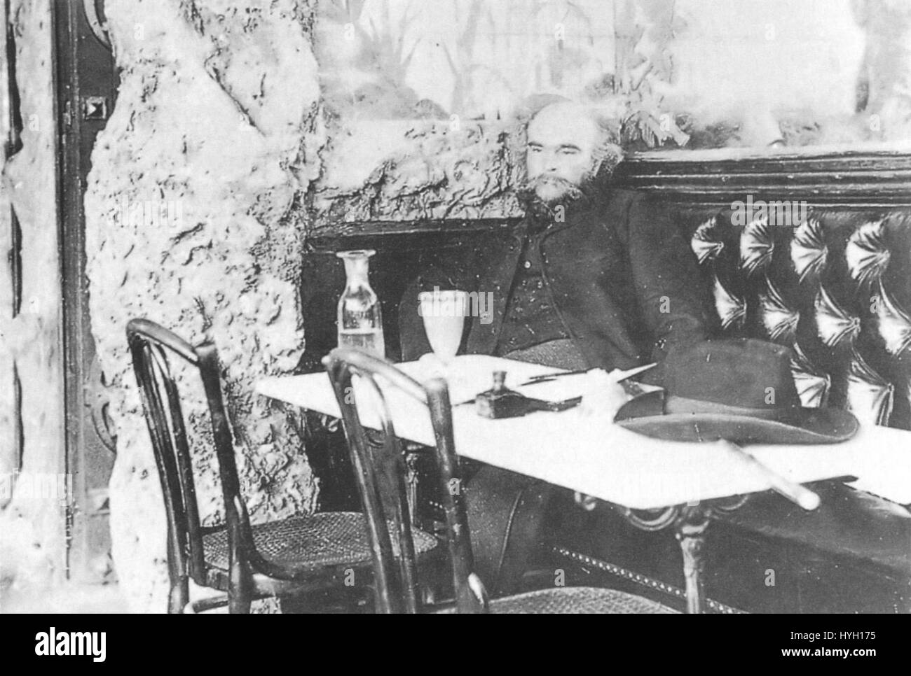 Paul Verlaine war ein französischer Dichter, der in der Symbolistenbewegung einflussreich war. Seine Werke beschäftigen sich oft mit Themen wie Liebe, Natur und Melancholie und hinterlassen einen dauerhaften Einfluss auf die französische Literatur und Poesie. Stockfoto