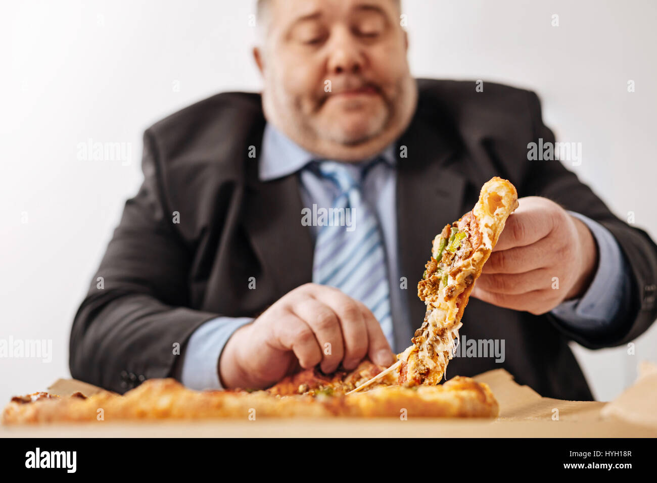 Mollig Schreibtischarbeiter sein Mittagessen zu genießen Stockfoto