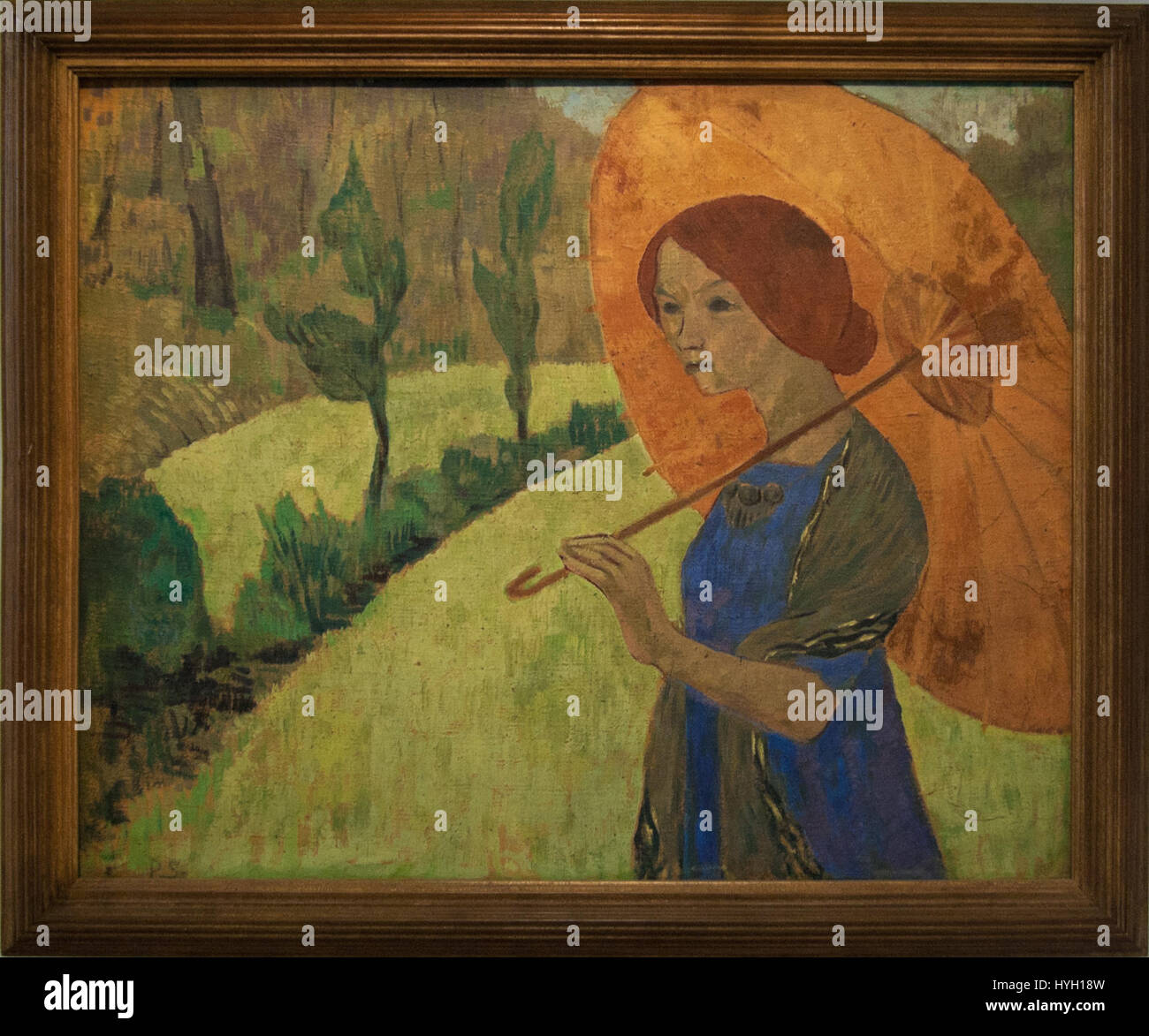 *Madame Serusier* von Paul Serusier ist ein Porträt aus dem späten 19. Jahrhundert, das den Umgang des Künstlers mit Symbolismus und Postimpressionismus veranschaulicht. Das Gemälde hebt die psychologische Tiefe des Motivs durch kräftige Farben und stilisierte Formen hervor, die typisch für Serusiers einzigartigen künstlerischen Stil sind. Stockfoto