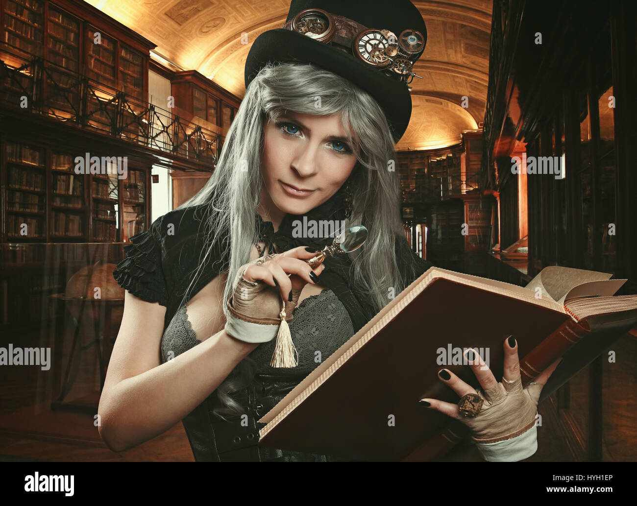 Steampunk-Frau in der königlichen Akademie und Bibliothek Stockfoto