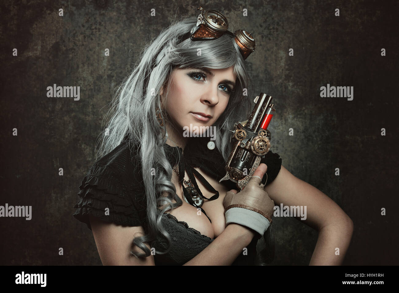 Steampunk-Frau mit mechanischen Waffe. Wand-Hintergrund Stockfoto