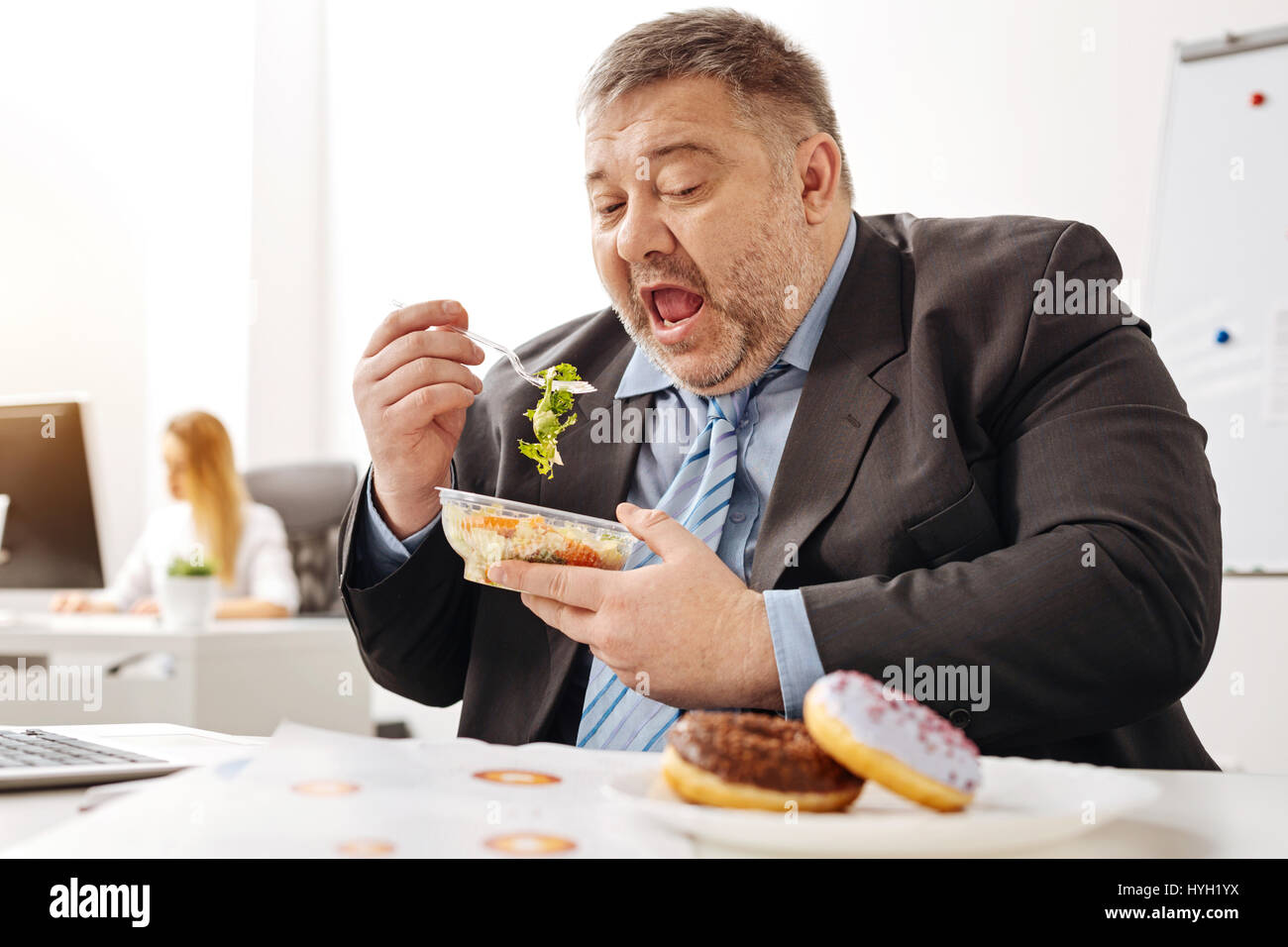 Komische mollig Kerl nicht das Festhalten an seiner Diät Stockfoto