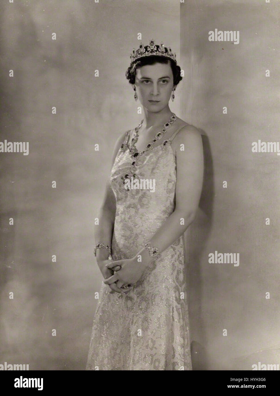 Dieses Porträt von Prinzessin Marina, Herzogin von Kent, von Peter North fängt die Eleganz und königliche Haltung des britischen Königs ein. Das Gemälde spiegelt die Fähigkeit des Künstlers wider, sowohl die persönlichen als auch die öffentlichen Aspekte der Identität der Herzogin darzustellen. Stockfoto