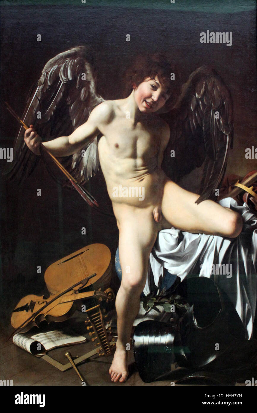 Caravaggios „Amor als Sieger“ zeigt eine eindrucksvolle Darstellung des triumphierenden Gottes der Liebe und zeigt seine charakteristische dramatische Verwendung von Licht und Schatten, um die emotionale Intensität zu erhöhen. Stockfoto
