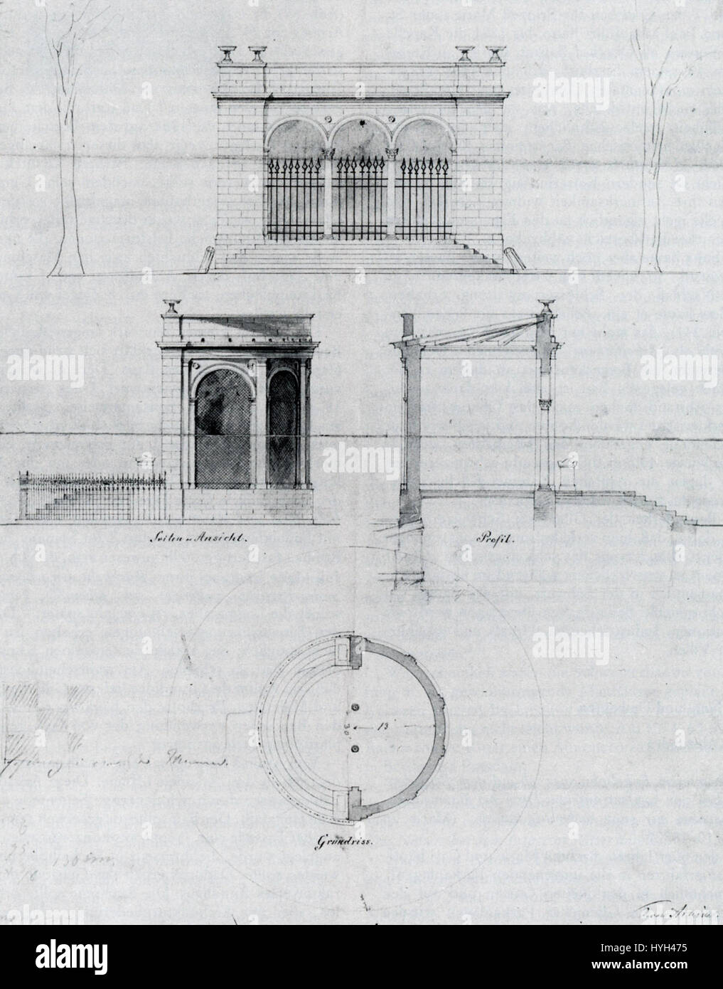 Die kleine Glienicke Loggia, die von Arnim vor 1866 entworfen wurde, ist ein bedeutendes Bauwerk in Berlin. Das Design spiegelt den klassischen Stil der Mitte des 19. Jahrhunderts wider und verbindet Eleganz mit Funktionalität. Stockfoto