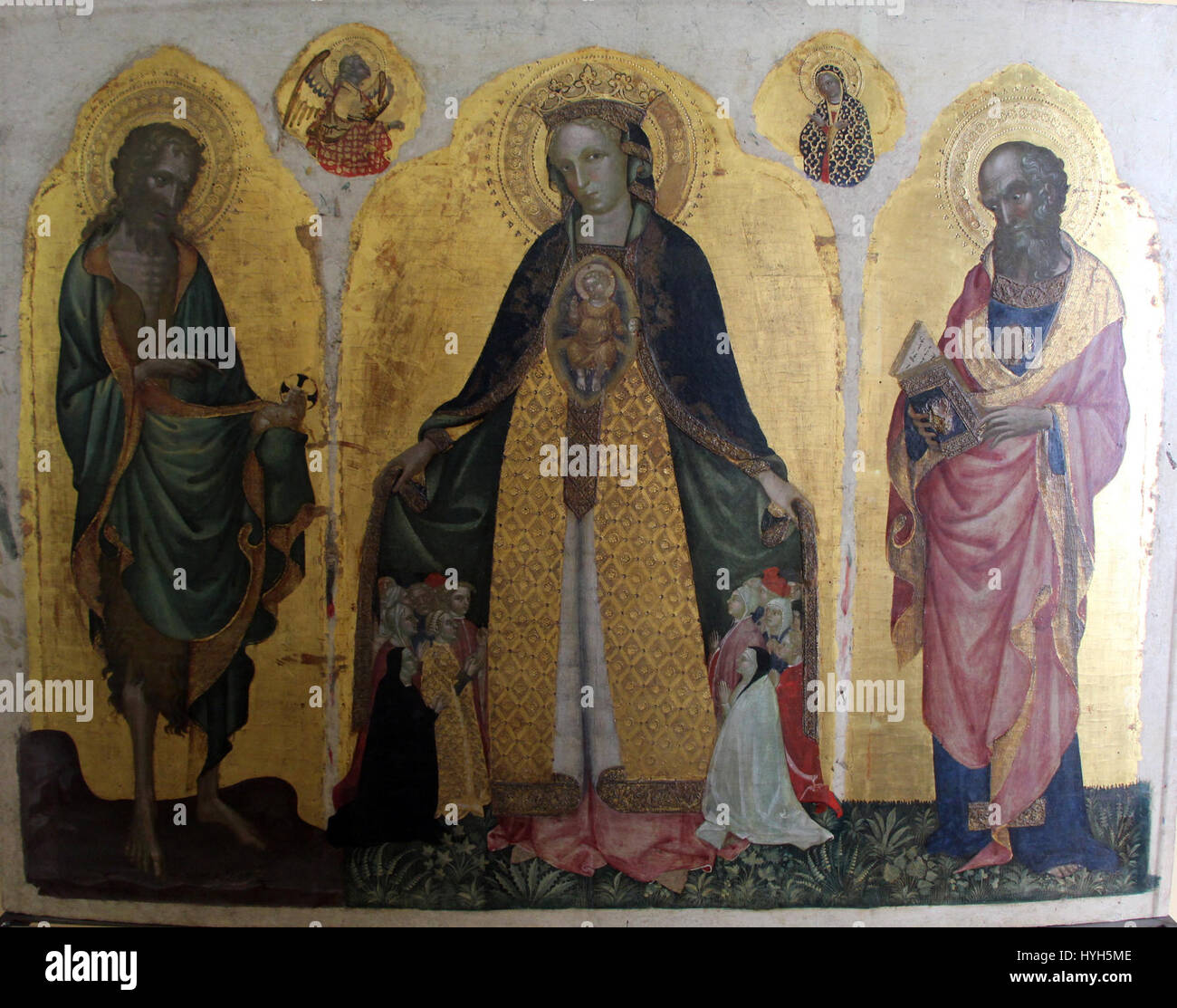 Jacobello del Fiore stellt in seiner „Madonna della Misericordia“ die Jungfrau Maria dar, die von den Heiligen Johannes dem Täufer und Johannes dem Evangelisten umgeben ist. Dieser Altaraufsatz der frühen Renaissance spiegelt die Verwendung perspektivischer und detaillierter Figuren wider, um religiöse Hingabe und Frömmigkeit zu vermitteln. Stockfoto Jacobello del Fiore stellt in seiner „Madonna della Misericordia“ die Jungfrau Maria dar, die von den Heiligen Johannes dem Täufer und Johannes dem Evangelisten umgeben ist. Dieser Altaraufsatz der frühen Renaissance spiegelt die Verwendung perspektivischer und detaillierter Figuren wider, um religiöse Hingabe und Frömmigkeit zu vermitteln. Stockfoto