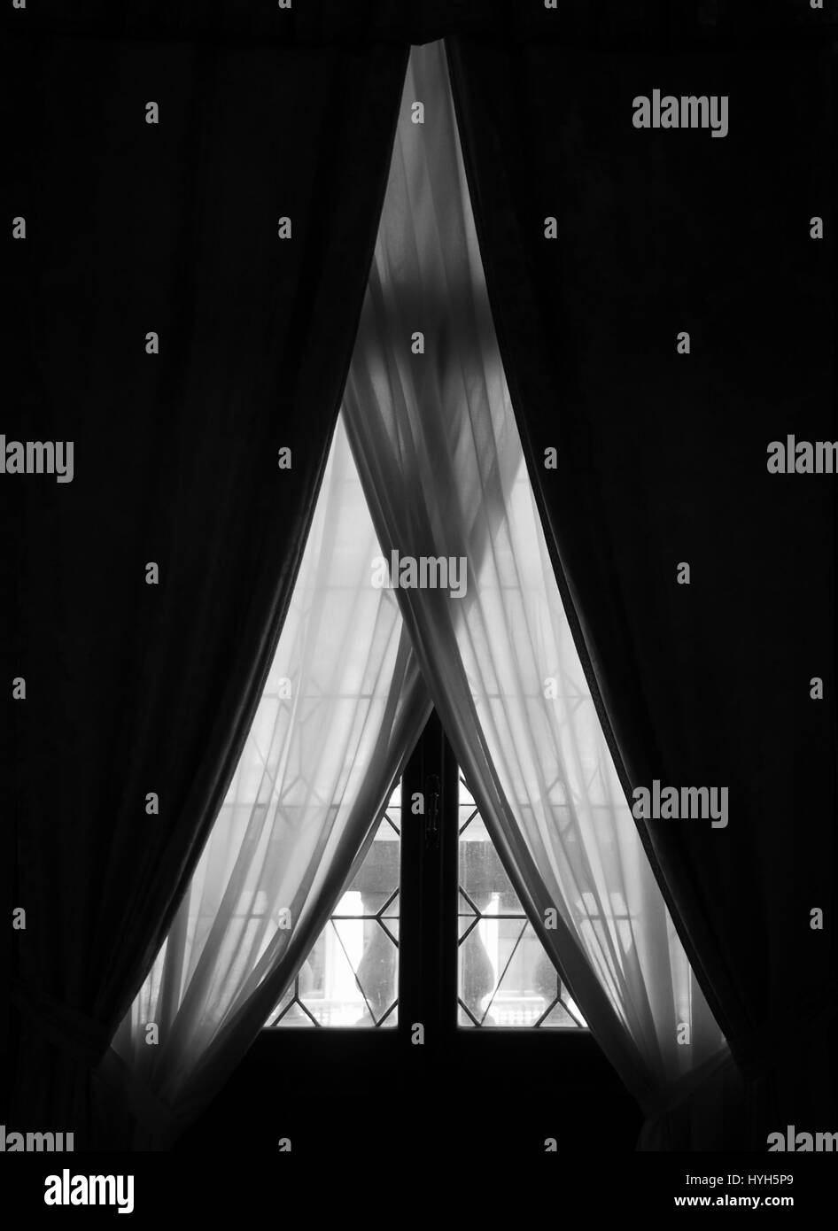 Dunkler raum Schwarzweiß-Stockfotos und -bilder - Alamy