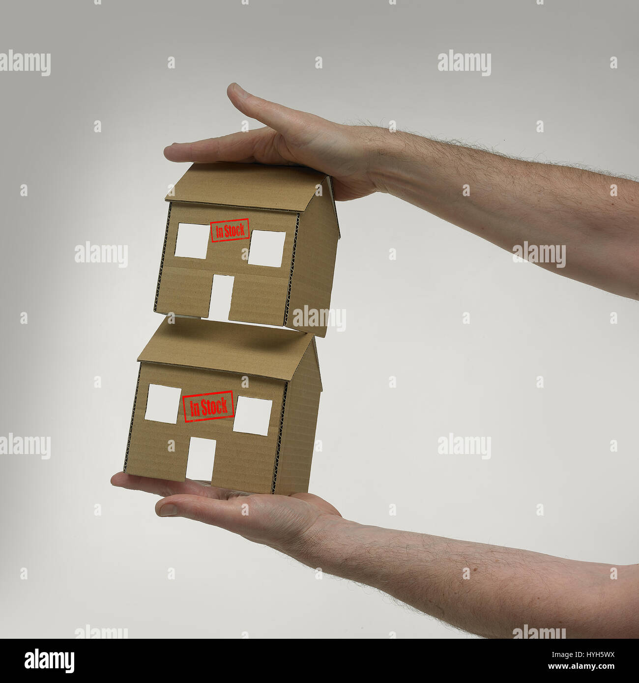 Zwei Karton Häuser mit einem Stempel "auf Lager". Stockfoto