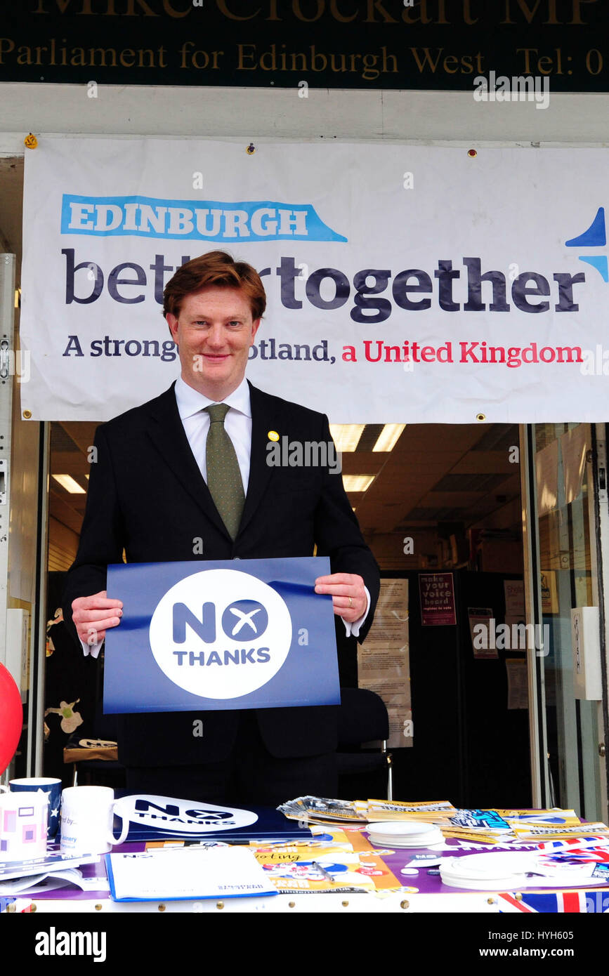 Hauptsekretärin zum Fiskus Danny Alexander hält ein Nein Danke-Plakat in Edinburgh als He Kampagnen für ein Nein in der schottischen Unabhängigkeitsreferendum Stockfoto