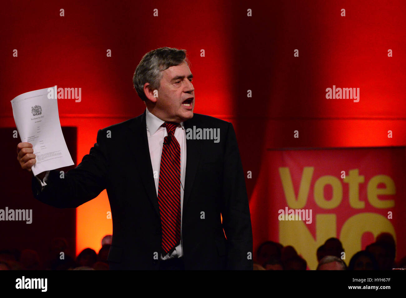 Der ehemalige Premierminister Gordon Brown hält eine Kopie einer Handlung bereits vergangen, mehr Befugnisse für das schottische Parlament enthält, als er bei einem schottischen Labour "Raus die Abstimmung" Event spricht Stockfoto